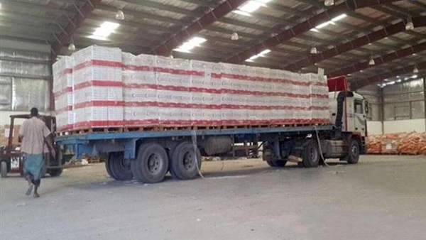 الهلال الأحمر الإماراتي يسير قافلة إغاثة إلى أهالي مديرية أحور