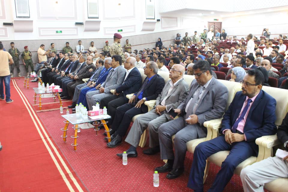 الوزير علي الغريب يمنح وزير العدل الراحل درع الوزارة للوفاء