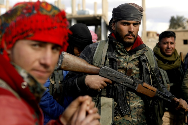 مدنيون ومقاتلون يسلمون أنفسهم الى قوات سوريا الديموقراطية في شرق سوريا