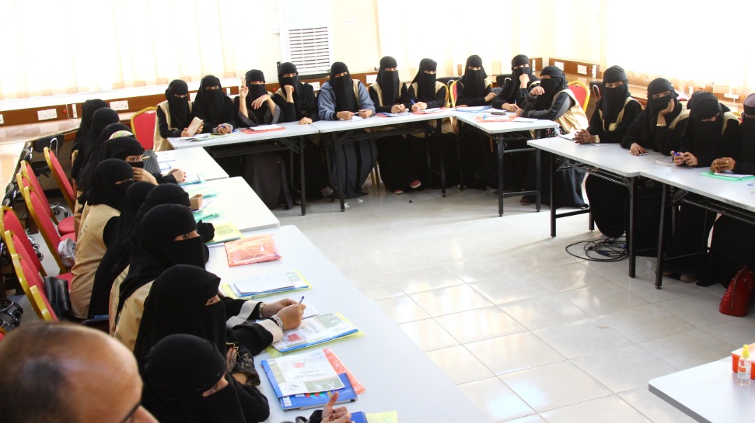 مركز الملك سلمان بعدن يدشن دورات تدريبية في صيانة الجولات والإسعافات الاولية