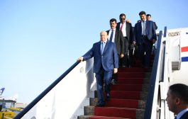 هادي يصل القاهرة للمشاركة بالقمة العربية الاوروبية