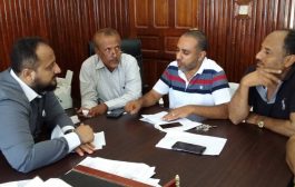 مدير البريقة يناقش الإجراءات لتنفيذ مشروع الرصف الحجري في مدينة الشعب