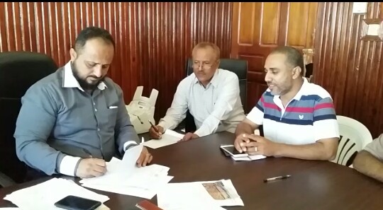 مدير البريقة يتسلم مشروع رصف شارعي أسامة والرشيد بمنطقة السي كلاس من الجهة المنفذة