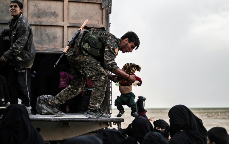 إجلاء دفعة جديدة من المحاصرين لدى تنظيم الدولة الإسلامية في شرق سوريا