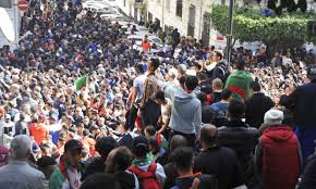 بوتفليقة يشرع بإجراءات الترشح والمعارضة تدعو للتظاهر