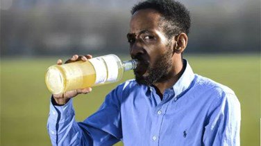 يشرب نصف لتر من بوله يومياً لسبب لا يخطر على بال