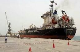 الميليشيات الحوثية تمنع  سفن مواد غذائية من دخول الحديدة