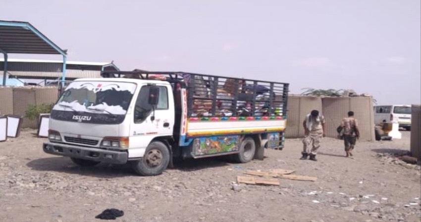 نقطة تابعة للحزام الامني تضبط شاحنة على متنها وثائق تخص رئيس حكومة الحـوثيين (صور)