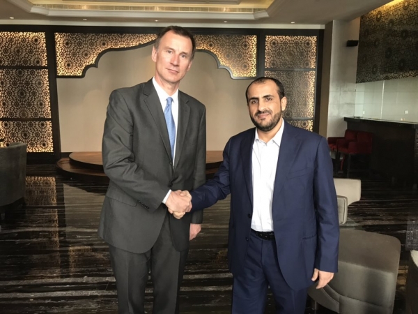وزير الخارجية البريطاني يلتقي ناطق الحوثيين في مسقط ويطالب بانسحاب فوري من الحديدة