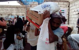 الهلال الإماراتي عبر جمعية تعايش يدعم النازحين بسلل غذائية بالشيخ عثمان