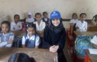 السيدة إيلينا مديرة المشروع بمنظمة الهجرة الدولية تزور المدارس المهدمة بلحج