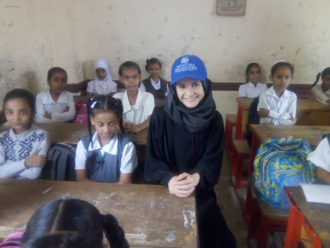 السيدة إيلينا مديرة المشروع بمنظمة الهجرة الدولية تزور المدارس المهدمة بلحج