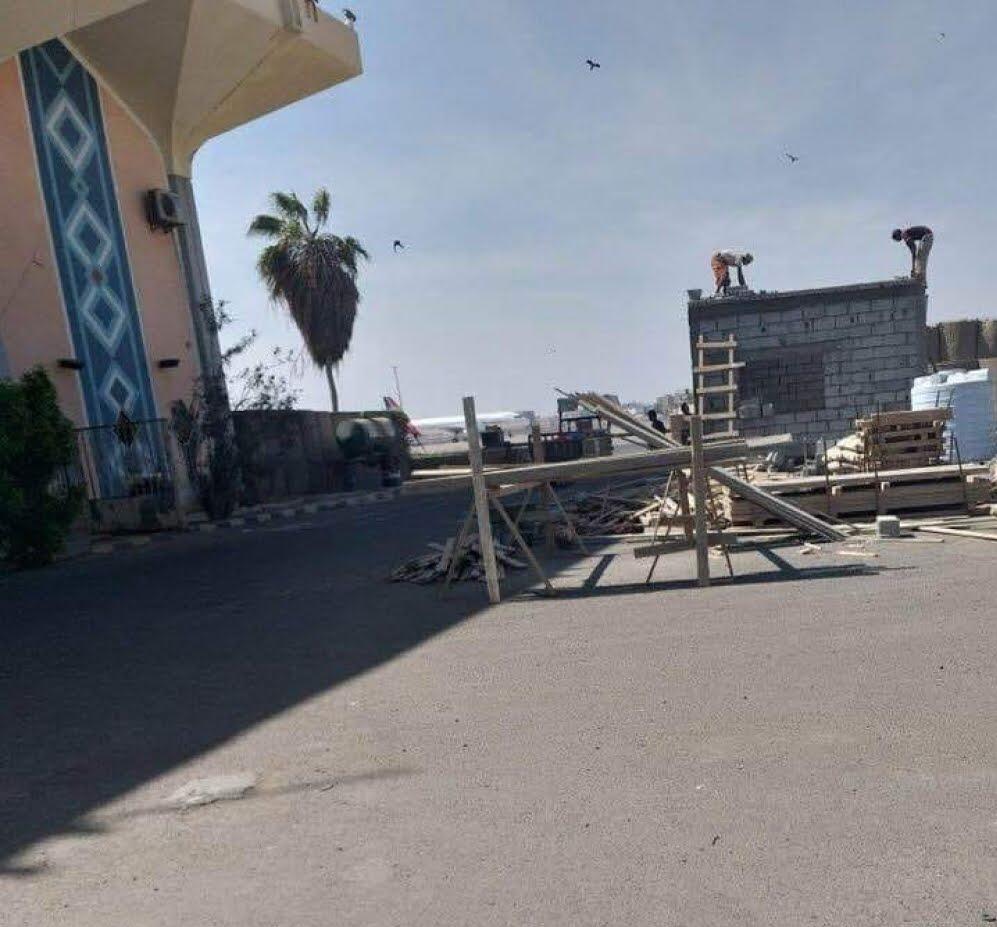 إدارة مطار عدن الدولي توضح حقيقة الصورة المتداولة والبناء بمدرج المطار 