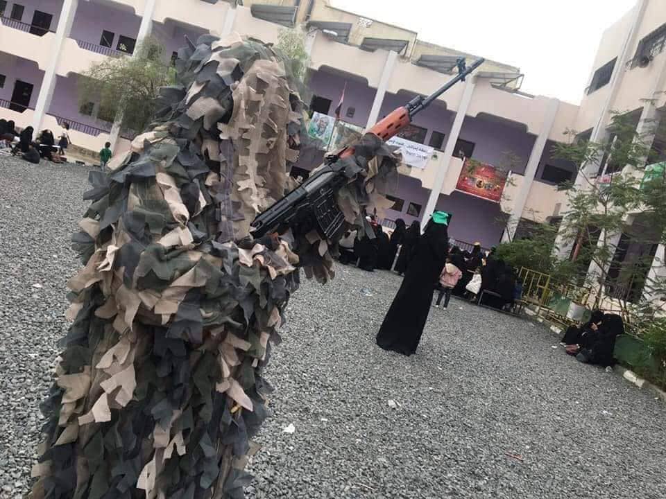 ظهور مثير لزينبية حوثية في باحة احدى مدارس صنعاء