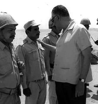 شاهد.. صور نادرة للزعيم المصري الراحل جمال عبد الناصر على جبهة القتال!