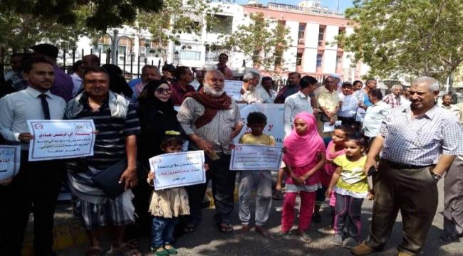 موظفي ومتعاقدي إذاعة وتلفزيون ينفذون وقفة احتجاجية