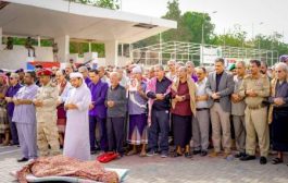 المئات بينهم مسؤولين وقيادات يصلون على فقيد الوطن «مقبل» في ساحة العروض بعدن