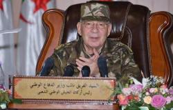 قائد الجيش الجزائري ينقلب على ”بوتفليقة” ويعلن انحيازه لإرادة ”الشعب 