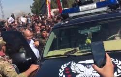 شاهد محتجون وذوو غرقى العبارة يهاجمون موكبي الرئيس صالح ومحافظ نينوى بالعراق