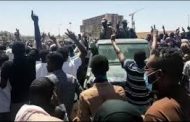المئات من السودانيين يقتحمون بيت الضيافة الخاص بالبشير وسط الخرطوم