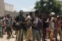 الأفارقة المحتجزين يشاهدون مباراة على ملعب حاشد بالمنصورة محل إقامتهم المؤقت 