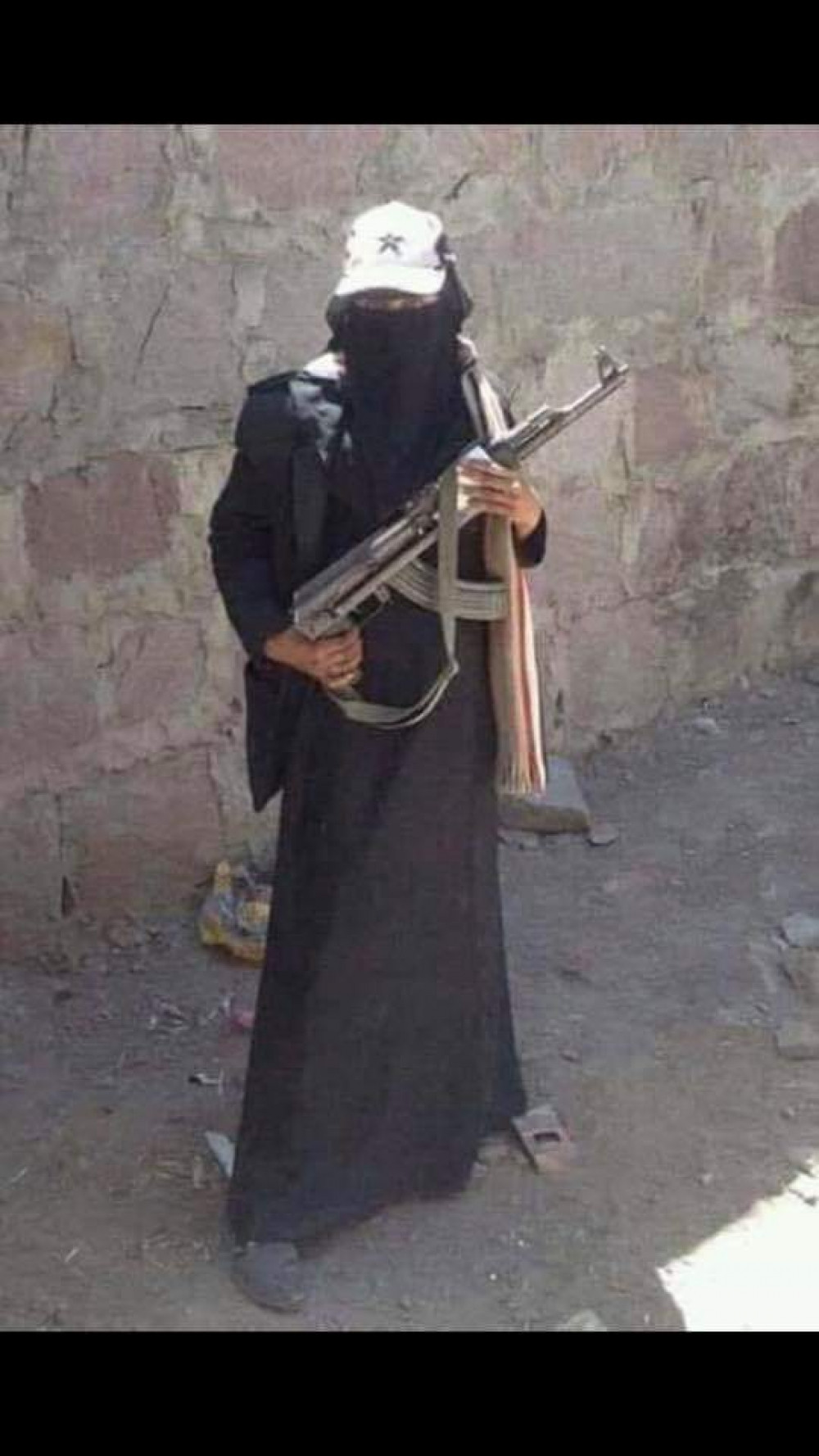 مغترب يمني يقدم 20 مليون لشراء حذاء فتاة استشهدت وهي تقاتل في جبهة العود