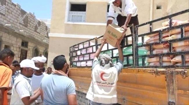 الإمارات تسير قافلة مساعدات تحمل 221 طنا من المواد الغذائية لأهالي حضـرموت