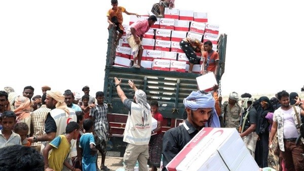 الهلال الأحمر الإماراتي يسير قافلة إغاثية إلى الدريهمي ويوزع 250 سلة غذائية للسكان