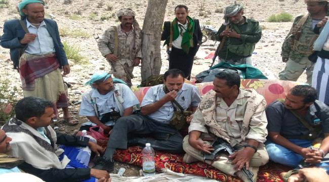 قائد اللواء 30 ومدير عام قعطبة يلتقيان بعدد من مشائخ واعيان مناطق التماس في جبهة العود