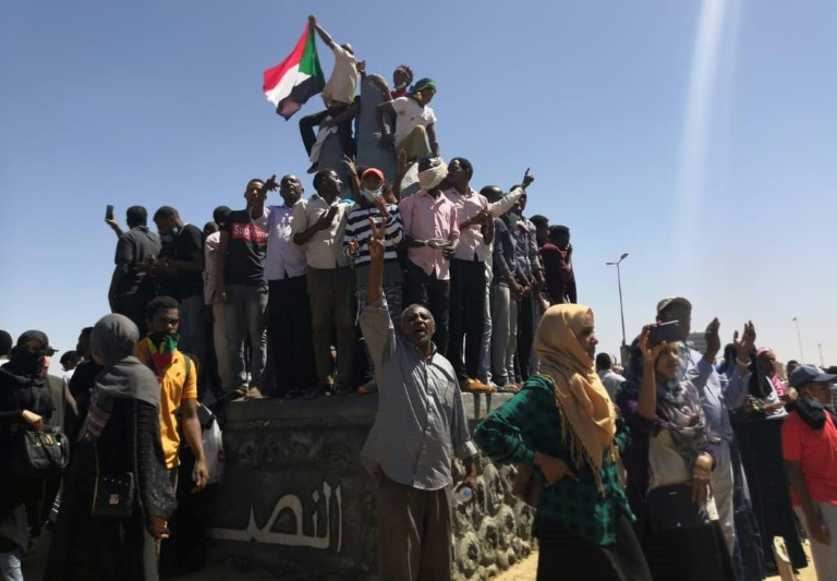متظاهرون أمام القيادة العامة للجيش السوداني للمرة الأولى
