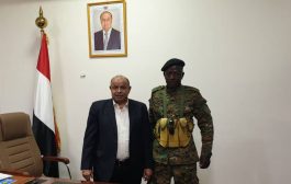 نائب رئيس الوزراء يكرم جندي مرابط بأحدى النقاط الأمنية بعدن
