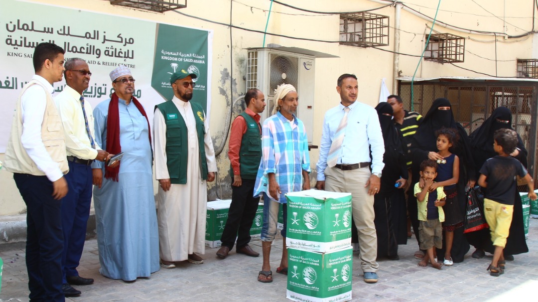 مركز الملك سلمان يدشن توزيع 8 الاف و500 سلة غذائية بعدن