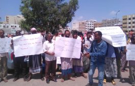 معلمي مدارس خرز ينفذون وقفتهم الاحتجاجية أمام مكتب المفوضية ..والمئات يتظاهرون بالمخيم