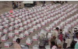 الهلال الأحمر الإماراتي يوزع 500 سلة غذائية للنازحين في مديرية الدريهمي بالحديدة