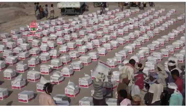 الهلال الأحمر الإماراتي يوزع 500 سلة غذائية للنازحين في مديرية الدريهمي بالحديدة