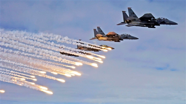 طائرات التحالف تدك مواقع الحوثيين في كتاف