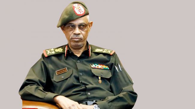 المجلس العسكري الانتقالي السوداني يحيل وزير الدفاع للتقاعد