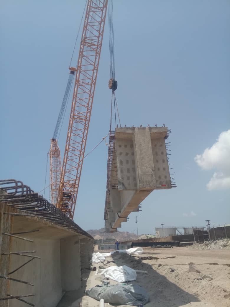 بدء تركيب الجسر الجديد بجانب محطة الكهرباء التابعة لمصفاة عدن