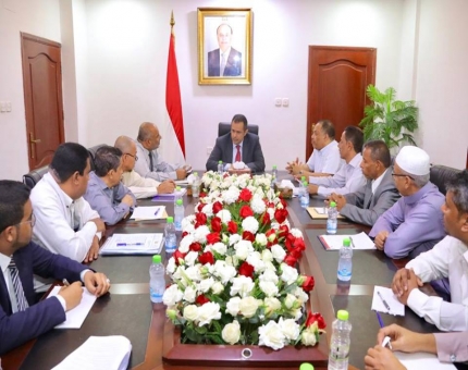 رئيس الوزراء يوجه وزارة المالية باعتماد موازنة تشغيلية اضافية لمستشفى سيئون ومكتب الصحة بالوادي والصحراء