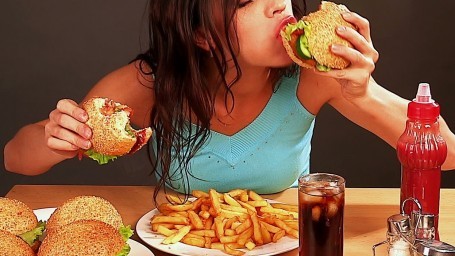 5 علامات تؤكد أنك مدمن للطعام