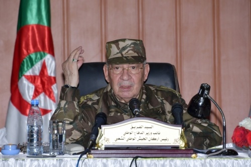 رجل الجزائر العسكري يدير ظهره لمطالب المتظاهرين