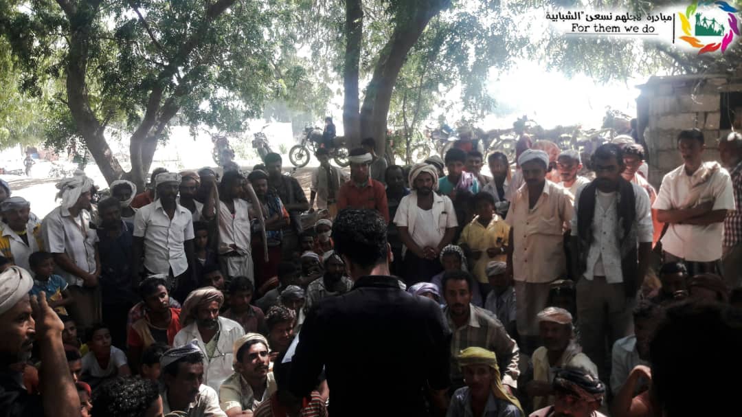 مبادرة لأجلهم نسعى الشبابية توزع 500 سلة غذائية للنازحين بعدن