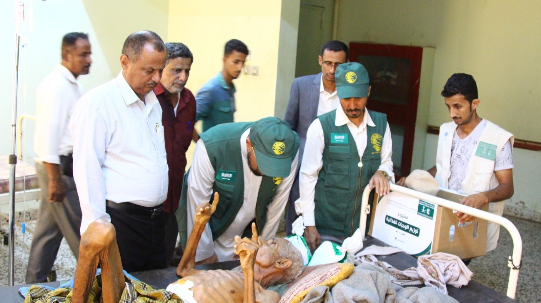 مركز الملك سلمان يدشن مشروع توزيع 306000 وجبة غذائية في سبع محافظات يمنية