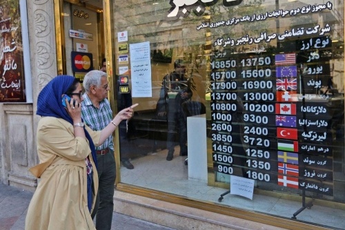 انهيار قياسي للريال الإيراني يُعمق أزمة النظام