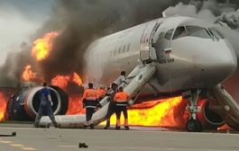 بالصور.. طيار يقتحم الطائرة المشتعلة بموسكو لإنقاذ زميله من الموت