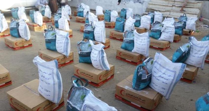 الإمارات توزع السلة الغذائية على النازحين والمرابطين في جبهات يافع