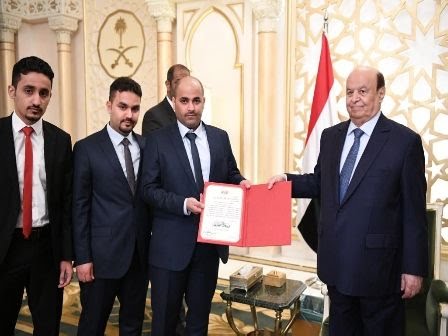 الرئيس «هادي» يمنح «الزنداني» وساما رفيعا