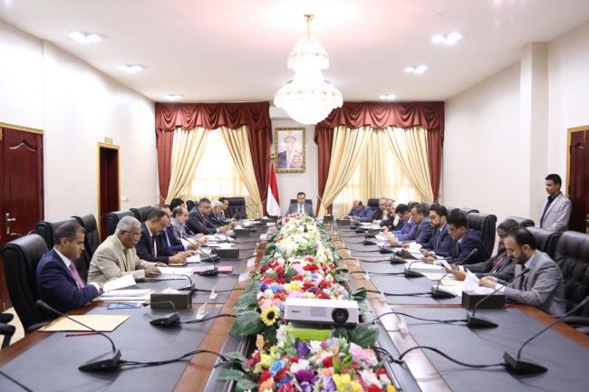 الحكومة تعلن موقفها من إنسحابات الحوثيين من موانئ الحديدة