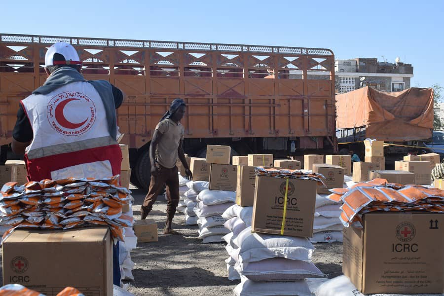 الهلال الأحمر اليمني لحج يدشن توزيع الإغاثة للنازحين  