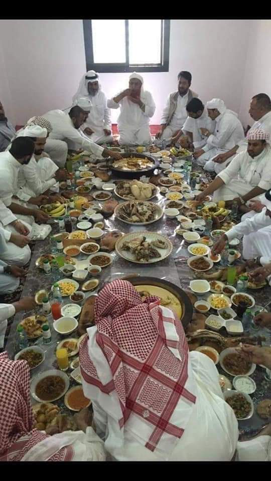 شاهد صورة : مائدة فاخرة للزهاد أولياء الله الصالحين يتصدرهم الزنداني